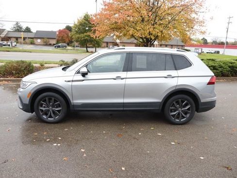 Used 2022 Volkswagen Tiguan SE w/ Panoramic Sunroof Package image 5