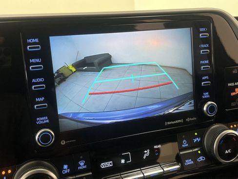 Used 2022 Toyota Highlander XLE AWD/4WD image 18