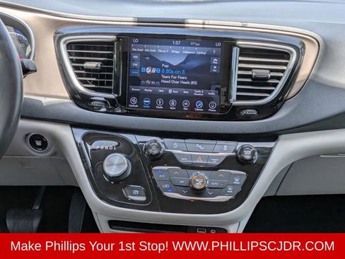 Used 2018 Chrysler Pacifica Touring-L Plus w/ Tire & Wheel Group FWD image 17