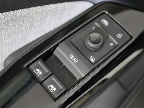 Used 2025 Volkswagen ID.4 Pro RWD image 18