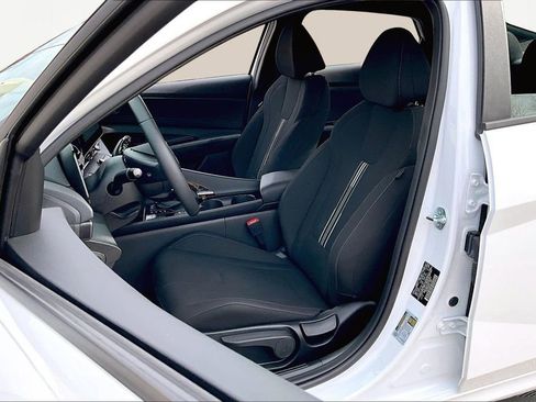 Used 2025 Hyundai Elantra SEL image 24