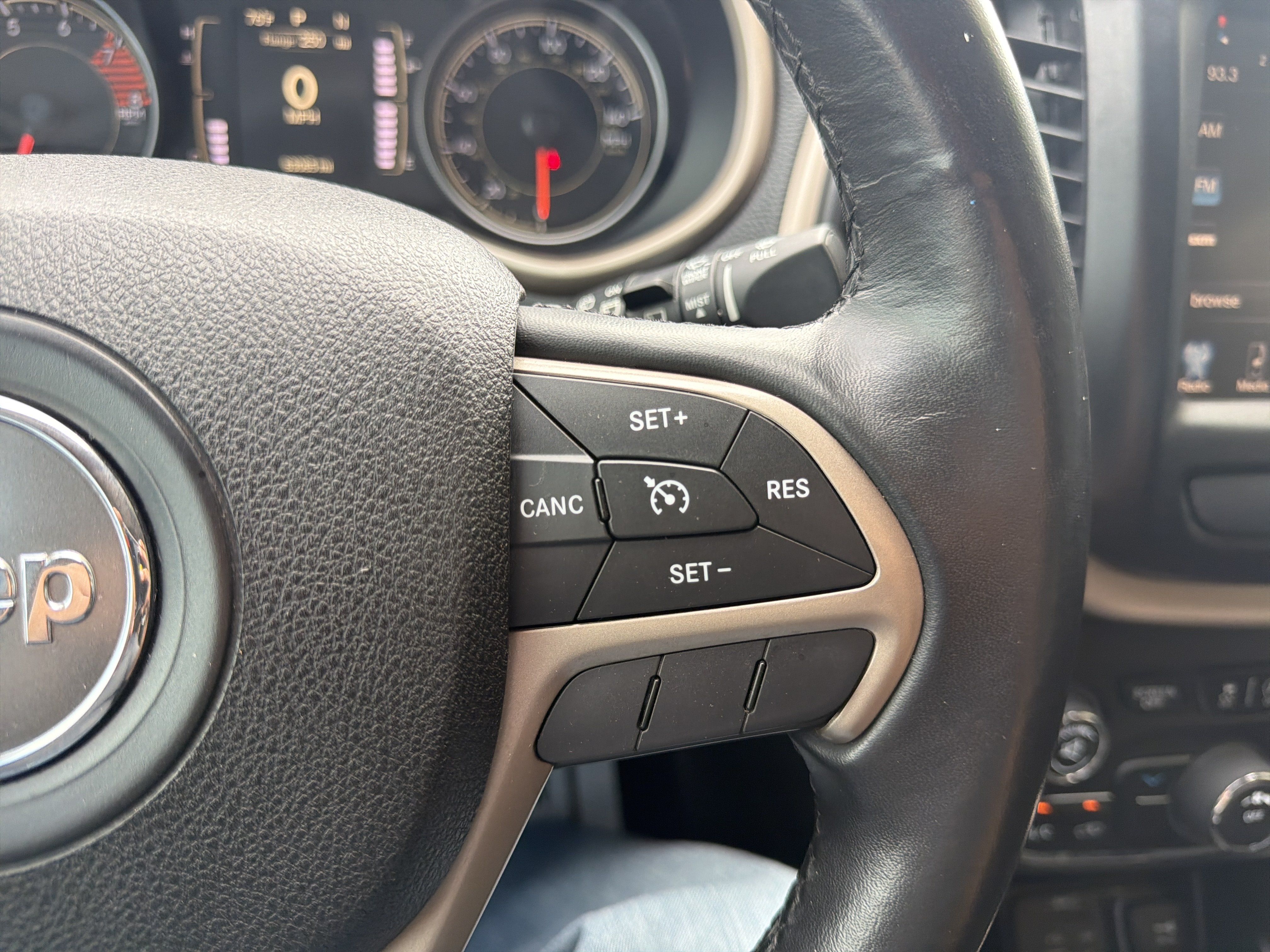 Used 2016 Jeep Cherokee Latitude FWD image 17