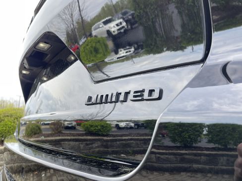 Used 2024 Jeep Grand Cherokee Limited w/ Luxury Tech Group II image 12