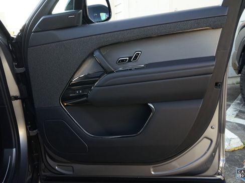 Used 2025 Land Rover Range Rover Sport SE image 25