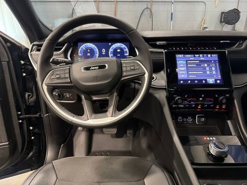 Used 2024 Jeep Grand Cherokee Altitude AWD/4WD image 6