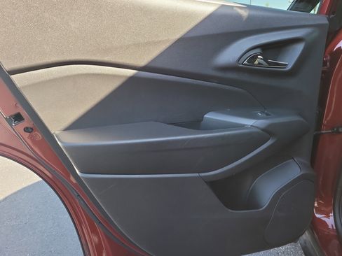 Used 2025 Chevrolet Trax RS FWD image 10