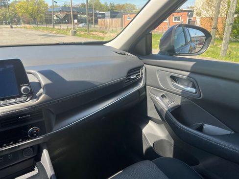 Used 2025 Nissan Rogue SV FWD image 37