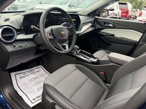 Certified 2024 Chevrolet Trax LT w/ Driver Confidence Package FWD image 9