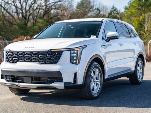 Used 2025 Kia Sorento LX image 3