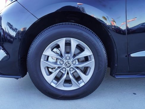 Used 2025 Toyota Sienna XLE image 22