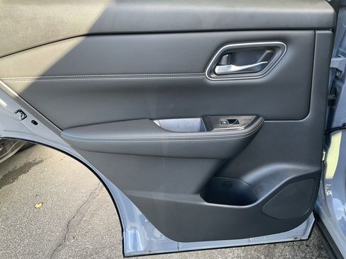 Used 2025 Nissan Rogue Platinum image 43