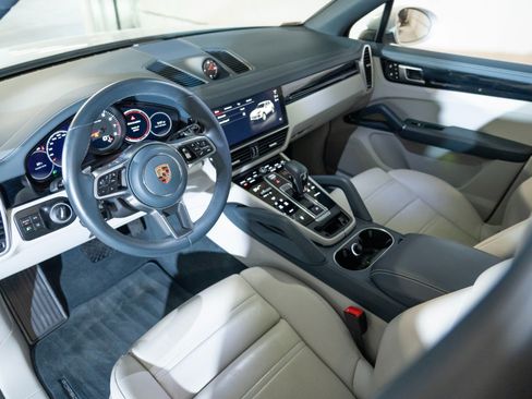 Certified 2023 Porsche Cayenne AWD/4WD image 4