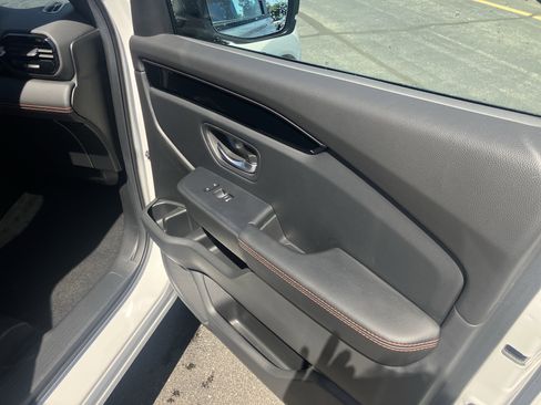 Used 2025 Honda Pilot TrailSport image 12