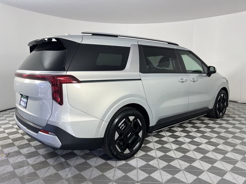 Used 2025 Kia Carnival EX image 7