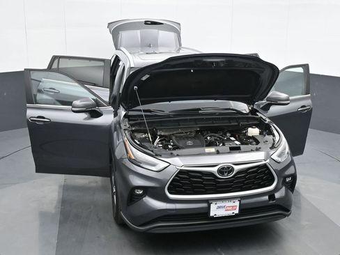 Used 2024 Toyota Highlander XLE AWD/4WD image 34