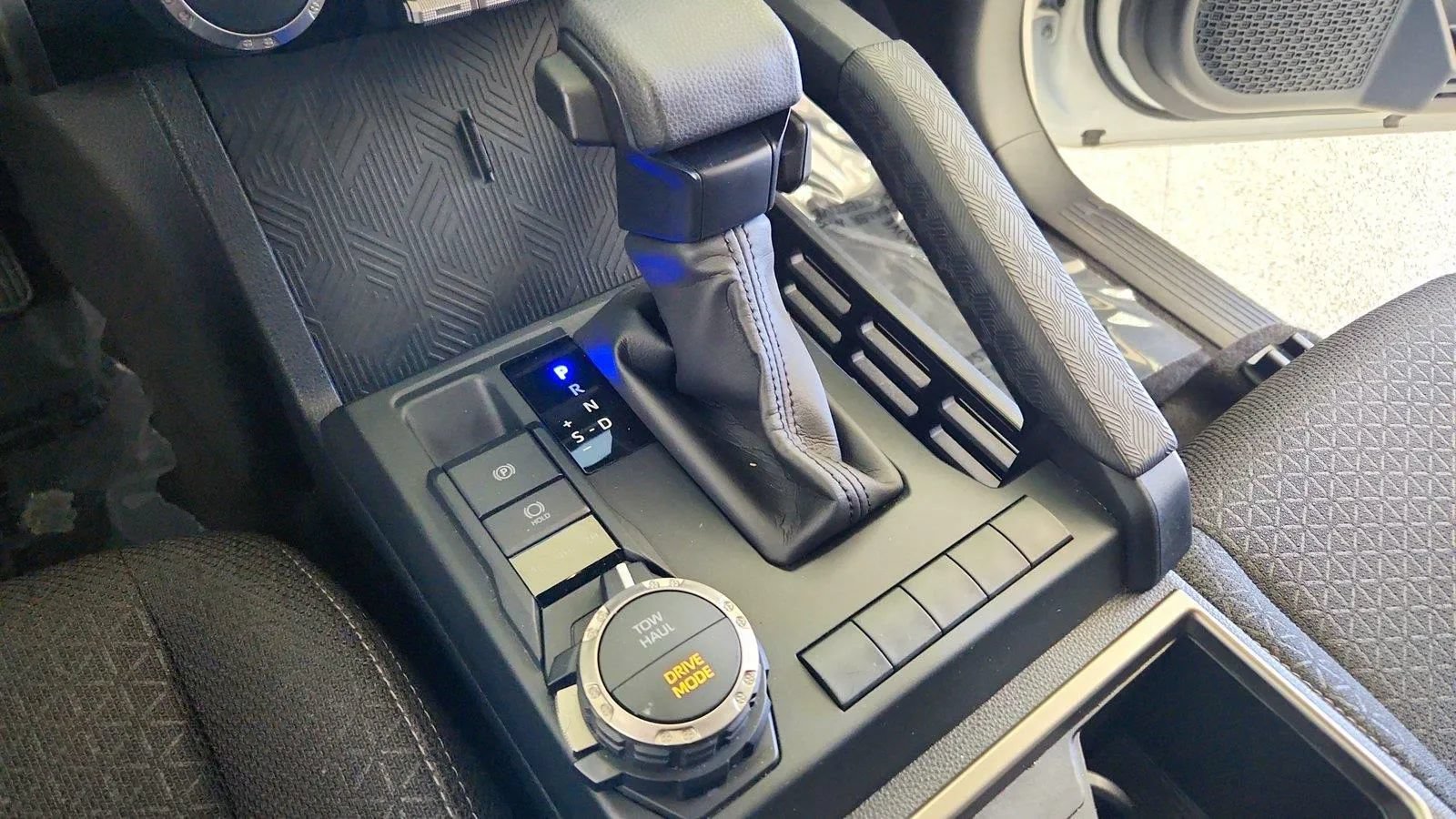 Used 2025 Toyota 4Runner SR5 AWD/4WD image 19