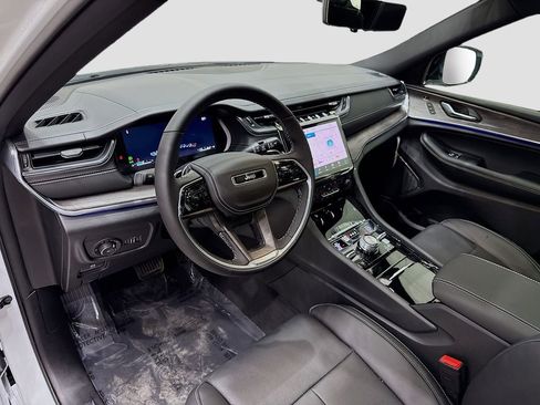 New 2025 Jeep Grand Cherokee L Overland w/ Luxury Tech Group IV image 24