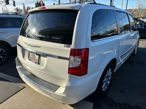 Used 2012 Chrysler Town & Country Touring-L w/ Entertainment Group #2 image 5