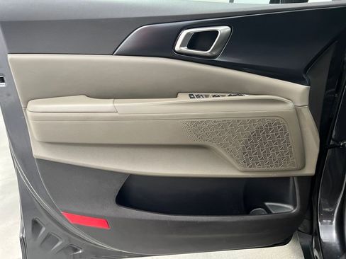 Used 2025 Kia Carnival FWD image 11