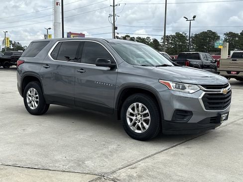 Used 2021 Chevrolet Traverse LS image 3
