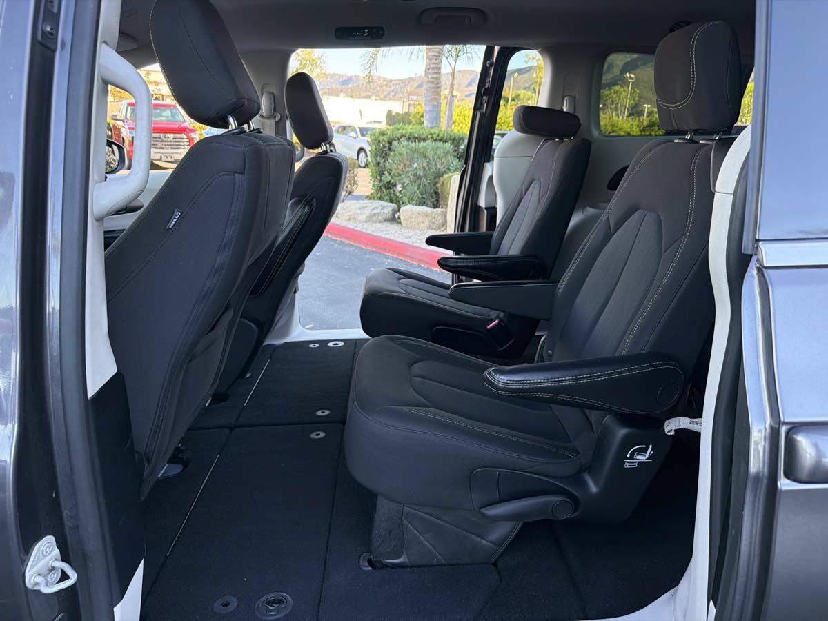 Used 2022 Chrysler Voyager LX FWD image 25