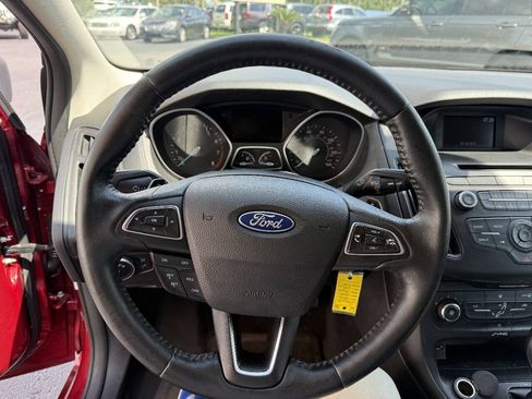 Used 2015 Ford Focus SE w/ SE Sport Package FWD image 5