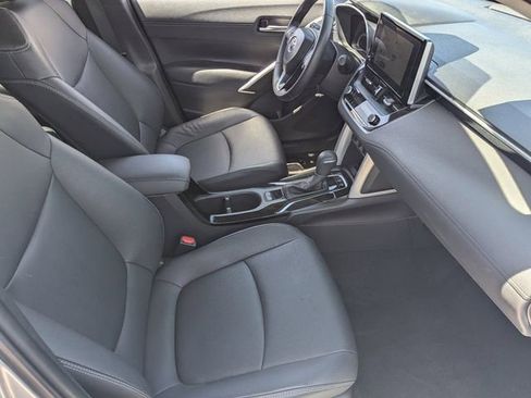 Used 2025 Toyota Corolla Cross XLE FWD image 11