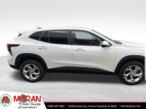 Used 2024 Chevrolet Trax LS w/ LS Convenience Package FWD image 2