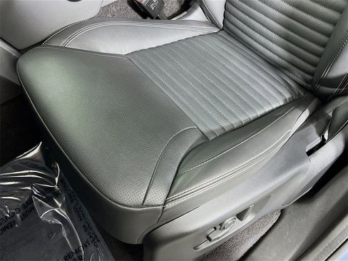 Used 2025 Land Rover Discovery Dynamic SE image 20