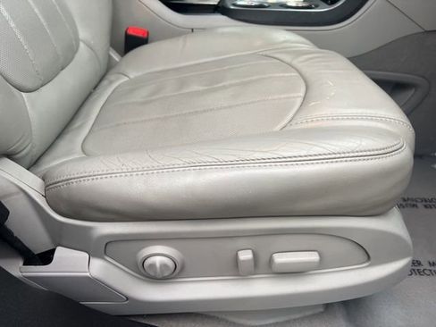 Used 2009 GMC Acadia SLT w/ Technology Package FWD image 12