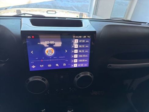 Used 2017 Jeep Wrangler Sahara image 18