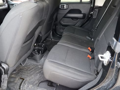 Used 2018 Jeep Wrangler Unlimited Sahara AWD/4WD image 5