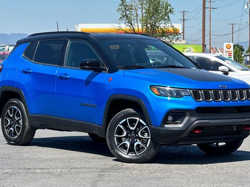 Used 2025 Jeep Compass Trailhawk AWD/4WD image 2