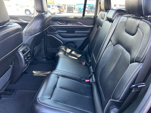Used 2023 Jeep Grand Cherokee Limited w/ Black Appearance Package AWD/4WD image 17
