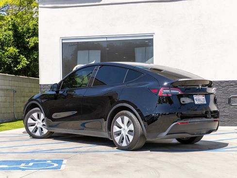 Used 2022 Tesla Model Y Long Range AWD/4WD image 9