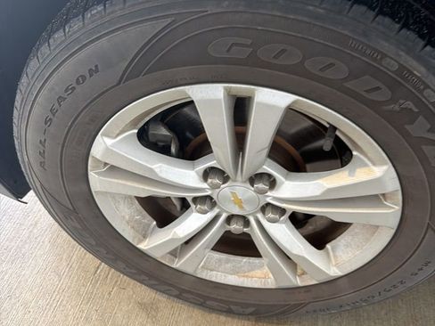 Used 2017 Chevrolet Equinox LS image 2