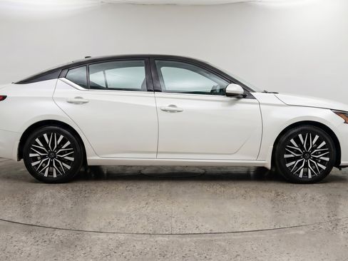 Used 2025 Nissan Altima 2.5 SV FWD image 11