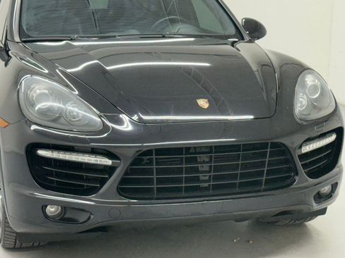 Used 2013 Porsche Cayenne Turbo image 9