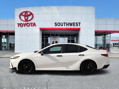 Used 2025 Toyota Camry SE w/ Convenience Package image 3