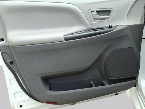Used 2020 Toyota Sienna L FWD image 10