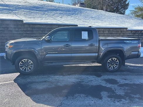Used 2021 Toyota Tacoma TRD Sport image 3