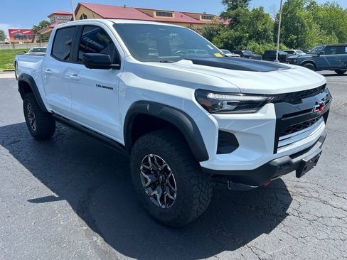 Used 2025 Chevrolet Colorado ZR2 w/ Technology Package AWD/4WD image 3