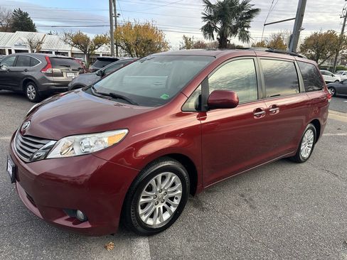 Used 2011 Toyota Sienna XLE image 4