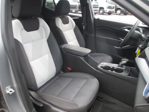 Used 2025 Chevrolet Trax LS w/ LS Convenience Package FWD image 21