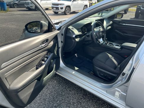 Used 2023 Nissan Altima 2.5 SV w/ SV Premium Package FWD image 11