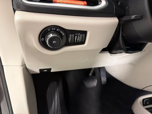 Used 2021 Chrysler Pacifica Touring-L image 14