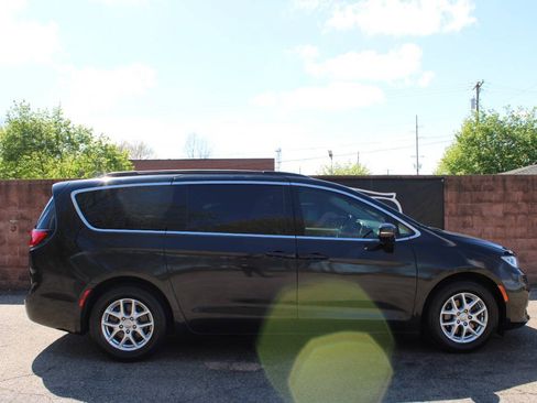 Used 2022 Chrysler Pacifica Touring-L FWD image 4