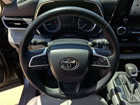 Used 2023 Toyota Highlander XLE FWD image 19