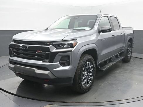 Used 2025 Chevrolet Colorado Z71 w/ Technology Package AWD/4WD image 1
