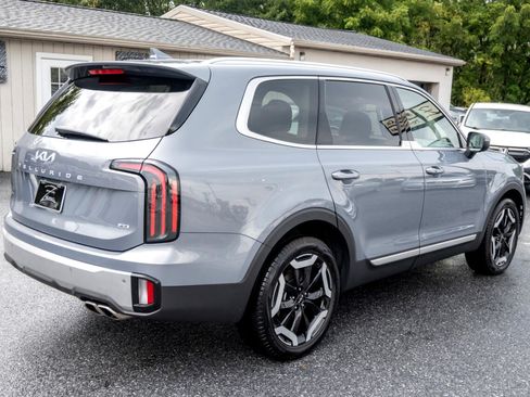 Used 2024 Kia Telluride EX w/ EX Captain's Chair Package image 11